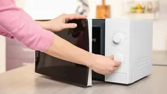 Mikrodalga Fırını Mutfakta Kullanmanın 6 Akıllı Yolu — Sadece Yemek Isıtmak İçin Değil