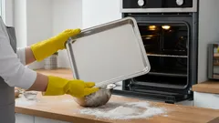 Evdeki malzemelerle fırın tepsisini ilk günkü gibi parlatın