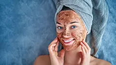 Yumuşak ve Pürüzsüz Cilt İçin Dakikalar İçinde Hazırlanan Kahve Peelingi